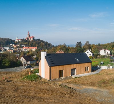 KRÁLOVSKÁ LOUKA BOUZOV V LISTOPADU DOKONČUJE VZOROVÝ DŮM